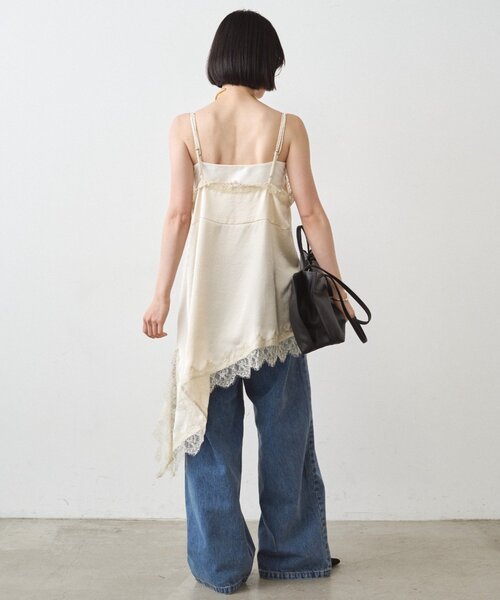 LOUNGEDRESS（ラウンジドレス）の「サテンレースアシメキャミ（シャツ/ブラウス・レディース・アイボリー/ブラック・FREE）」の5枚目の写真