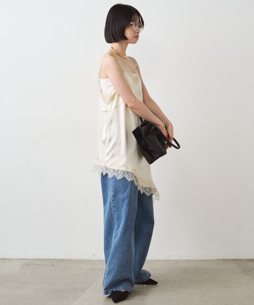 LOUNGEDRESS（ラウンジドレス）の「サテンレースアシメキャミ（シャツ/ブラウス・レディース・アイボリー/ブラック・FREE）」の6枚目の写真