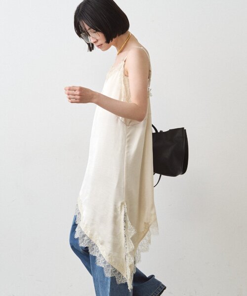 LOUNGEDRESS（ラウンジドレス）の「サテンレースアシメキャミ（シャツ/ブラウス・レディース・アイボリー/ブラック・FREE）」の7枚目の写真