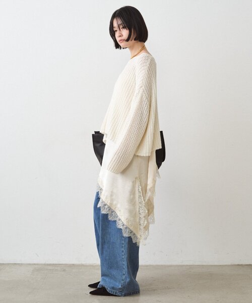 LOUNGEDRESS（ラウンジドレス）の「サテンレースアシメキャミ（シャツ/ブラウス・レディース・アイボリー/ブラック・FREE）」の10枚目の写真