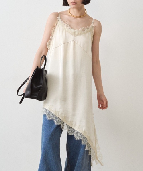 LOUNGEDRESS（ラウンジドレス）の「サテンレースアシメキャミ（シャツ/ブラウス・レディース・アイボリー/ブラック・FREE）」の2枚目の写真