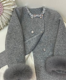 LUCPY（ラクピー）の「ビジュー襟エコファーカフスコート／上品ウールタッチ／大人フェミニン（その他アウター）」