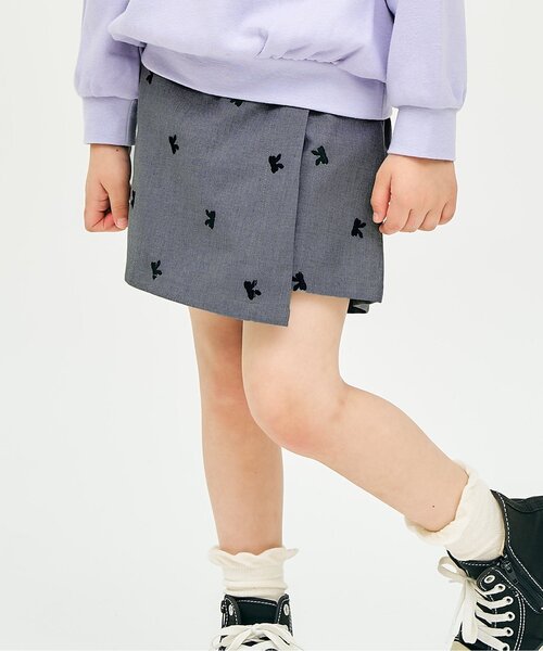 apres les cours（アプレレクール）の「ハート・デイジー刺繍ラップキュロット（その他パンツ・キッズ・ブルー/サックスブルー/チャコール・140/130/120/110/100/90/80）」の2枚目の写真