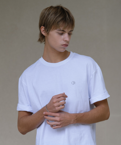 DECOROSO（デコローゾ）の「ユニセックス DRロゴ刺繍レギュラーフィット半袖Tシャツ[ホワイト]（Tシャツ/カットソー・レディース・その他・S/M/L/XS/XL）」の2枚目の写真