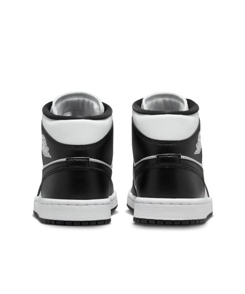 JORDAN BRAND(ジョーダンブランド)の「JORDAN BRAND Air Jordan 1 Mid(ジョーダンブランド ウィメンズ エア ジョーダン 1 Mid)(スニーカー・レディース・ホワイト系・25.5cm/26cm/26.5cm/27cm/27.5cm/28cm/28.5cm/29cm/23.5cm/25cm/24cm/23cm/24.5cm)」の6枚目の写真