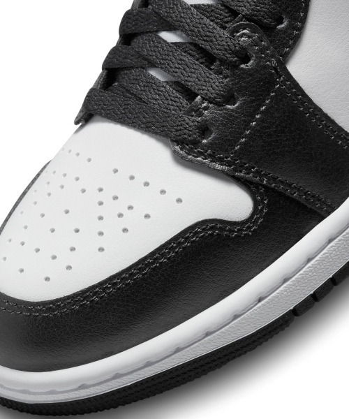JORDAN BRAND(ジョーダンブランド)の「JORDAN BRAND Air Jordan 1 Mid(ジョーダンブランド ウィメンズ エア ジョーダン 1 Mid)(スニーカー・レディース・ホワイト系・25.5cm/26cm/26.5cm/27cm/27.5cm/28cm/28.5cm/29cm/23.5cm/25cm/24cm/23cm/24.5cm)」の9枚目の写真