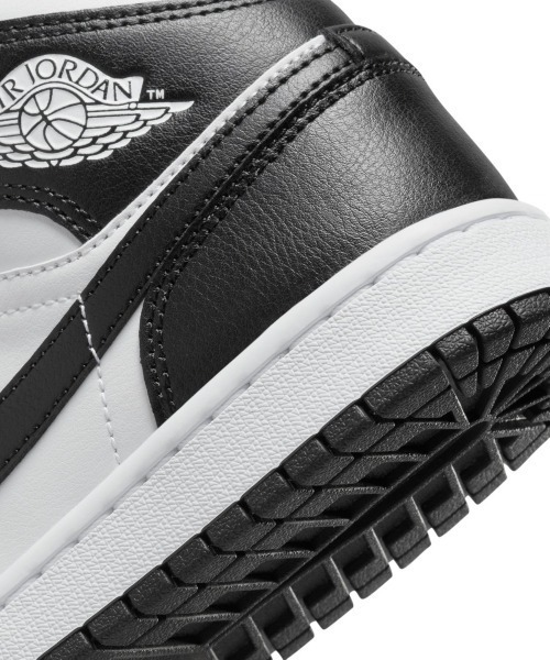 JORDAN BRAND(ジョーダンブランド)の「JORDAN BRAND Air Jordan 1 Mid(ジョーダンブランド ウィメンズ エア ジョーダン 1 Mid)(スニーカー・レディース・ホワイト系・25.5cm/26cm/26.5cm/27cm/27.5cm/28cm/28.5cm/29cm/23.5cm/25cm/24cm/23cm/24.5cm)」の10枚目の写真