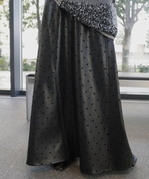 Ameri（アメリ）の「DOT FLOCKY LEATHER SKIRT（スカート・レディース・ブラック/ベージュ・SMALL/MEDIUM）」の8枚目の写真