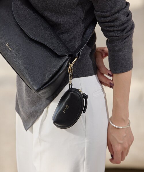 gemeil（ジェムイル）の「レザーポーチチャーム(PT-349)（その他小物・レディース・ブラック/グレイッシュベージュ/ブルー/キャメル/ダークブラウン・FREE）」の6枚目の写真