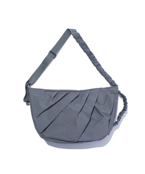 F/CE. （エフシーイー）の「F/CE. SCULPT ONE SHOULDER KONBUR / エフシーイー スカルプト ワン ショルダー コンブ（ショルダーバッグ・メンズ・ブラック/グレー・FREE）」の2枚目の写真