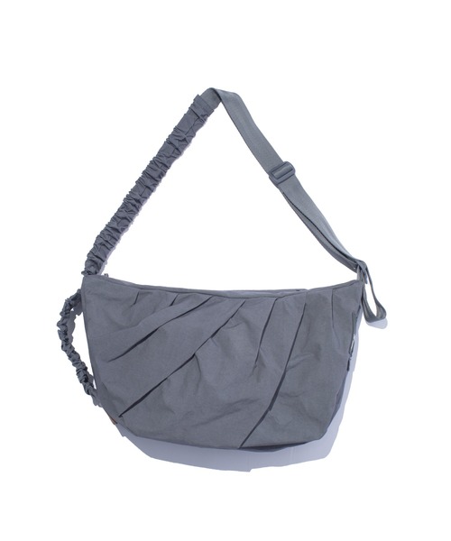 F/CE. （エフシーイー）の「F/CE. SCULPT ONE SHOULDER KONBUR / エフシーイー スカルプト ワン ショルダー コンブ（ショルダーバッグ・メンズ・ブラック/グレー・FREE）」の4枚目の写真