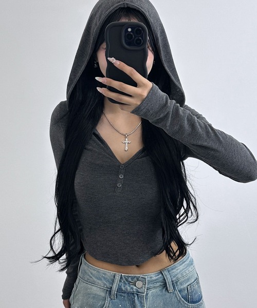 FOLLOWIN(フォロウィン)の「フーディーシースルーライクショートトップス(Tシャツ/カットソー・レディース・アイボリー/チャコールグレー/ブラック・FREE)」の1枚目の写真