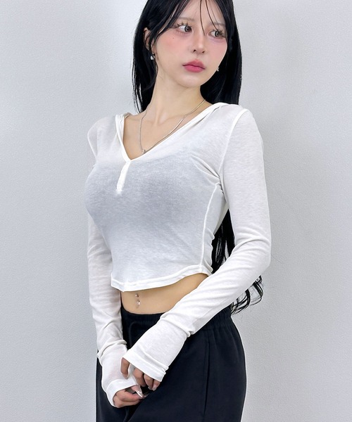 FOLLOWIN(フォロウィン)の「フーディーシースルーライクショートトップス(Tシャツ/カットソー・レディース・アイボリー/チャコールグレー/ブラック・FREE)」の2枚目の写真
