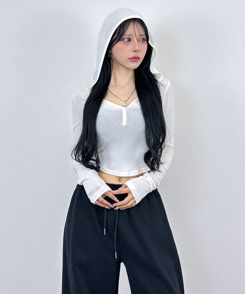 FOLLOWIN(フォロウィン)の「フーディーシースルーライクショートトップス(Tシャツ/カットソー・レディース・アイボリー/チャコールグレー/ブラック・FREE)」の5枚目の写真