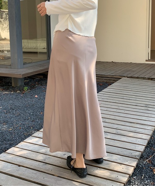Siel（シエル）の「サテンロングスカート（スカート・レディース・ブラウン/ベージュ/ブラック/ライトブルー・LARGE/MEDIUM）」の11枚目の写真