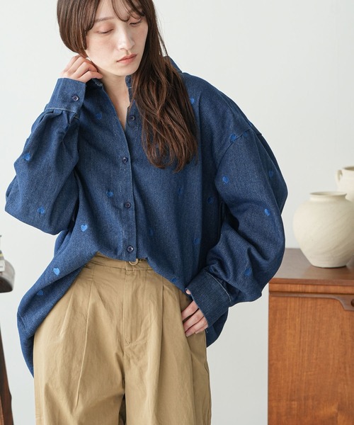 mili an deni(ミリアンデニ)の「オーバーサイズハート刺繍デニムシャツ(シャツ/ブラウス・レディース・サックスブルー/ブルー・M)」の2枚目の写真