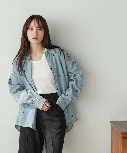 mili an deni(ミリアンデニ)の「オーバーサイズハート刺繍デニムシャツ(シャツ/ブラウス・レディース・サックスブルー/ブルー・M)」の16枚目の写真