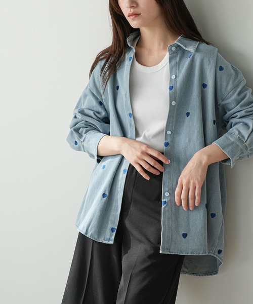 mili an deni(ミリアンデニ)の「オーバーサイズハート刺繍デニムシャツ(シャツ/ブラウス・レディース・サックスブルー/ブルー・M)」の15枚目の写真