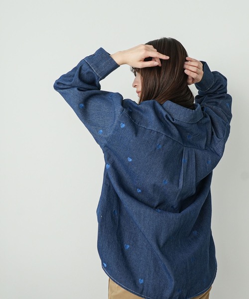mili an deni(ミリアンデニ)の「オーバーサイズハート刺繍デニムシャツ(シャツ/ブラウス・レディース・サックスブルー/ブルー・M)」の11枚目の写真