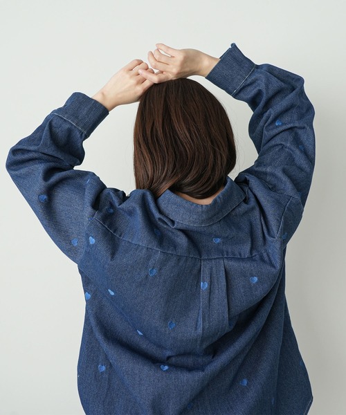 mili an deni(ミリアンデニ)の「オーバーサイズハート刺繍デニムシャツ(シャツ/ブラウス・レディース・サックスブルー/ブルー・M)」の6枚目の写真