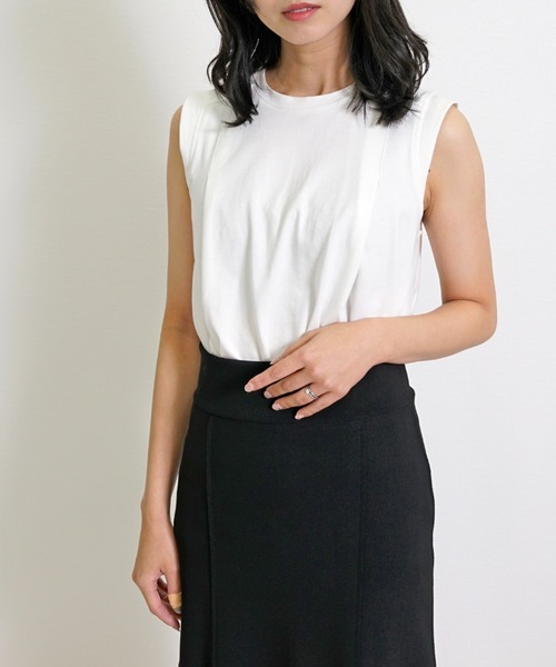 Belta attrice(ベルタアトリーチェ)の「コットン100 タックデザインノースリーブ 裾フレア カットソー/袖なし(タンクトップ・レディース・ブラック/ホワイト/ダークネイビー・M/L)」の10枚目の写真