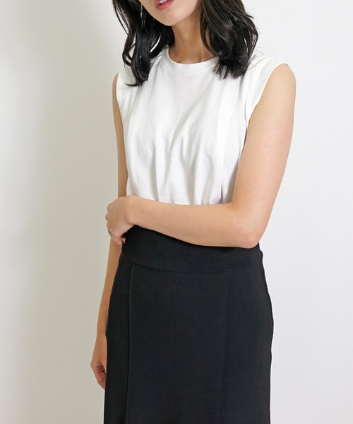 Belta attrice(ベルタアトリーチェ)の「コットン100 タックデザインノースリーブ 裾フレア カットソー/袖なし(タンクトップ・レディース・ブラック/ホワイト/ダークネイビー・M/L)」の11枚目の写真