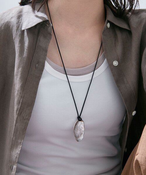 INDIVI（インディヴィ）の「【長さ調整自由】ニュアンスモチーフ コードペンダント（ネックレス・レディース・ゴールド/シルバー・00）」の7枚目の写真