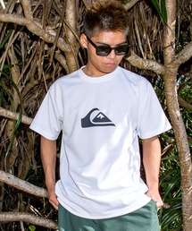 Quiksilver（クイックシルバー）の「QUIKSILVER メンズ/ユニセックス COMP LOGO SS サーフTシャツ 速乾 【2026年春夏モデル】/クイックシルバー水陸両用ラッシュガード(水着)（ラッシュガード）」