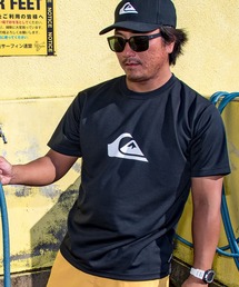 Quiksilver（クイックシルバー）の「QUIKSILVER メンズ/ユニセックス COMP LOGO SS サーフTシャツ 速乾 【2026年春夏モデル】/クイックシルバー水陸両用ラッシュガード(水着)（ラッシュガード）」