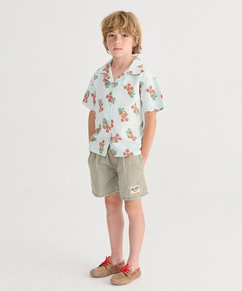 BOBO CHOSES(ボボショーズ)の「総柄Juicy Tomatoes 半袖シャツ【キッズ】(シャツ/ブラウス・キッズ・スカイブルー・130/110/100/120)」の2枚目の写真