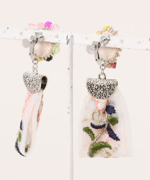 tone(トーン)の「【七音】チェコガラスとインド刺繍リボンのイヤリング(MA)(イヤリング・レディース・ブラウン/レッド/ライトブルー/パープル・FREE)」の21枚目の写真