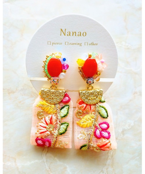 tone(トーン)の「【七音】チェコガラスとインド刺繍リボンのイヤリング(MA)(イヤリング・レディース・ブラウン/レッド/ライトブルー/パープル・FREE)」の4枚目の写真