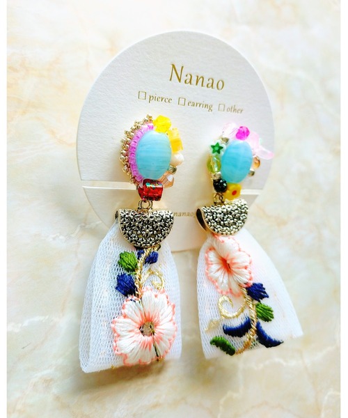 tone(トーン)の「【七音】チェコガラスとインド刺繍リボンのイヤリング(MA)(イヤリング・レディース・ブラウン/レッド/ライトブルー/パープル・FREE)」の6枚目の写真