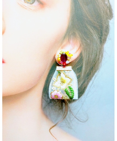 tone(トーン)の「【七音】チェコガラスとインド刺繍リボンのイヤリング(MA)(イヤリング・レディース・ブラウン/レッド/ライトブルー/パープル・FREE)」の15枚目の写真