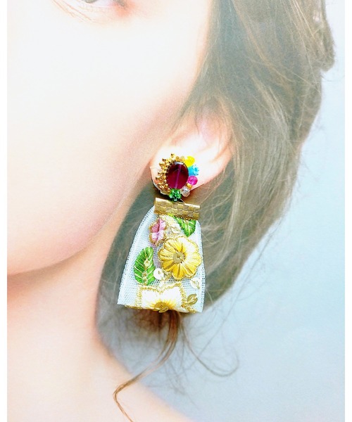 tone(トーン)の「【七音】チェコガラスとインド刺繍リボンのイヤリング(MA)(イヤリング・レディース・ブラウン/レッド/ライトブルー/パープル・FREE)」の16枚目の写真