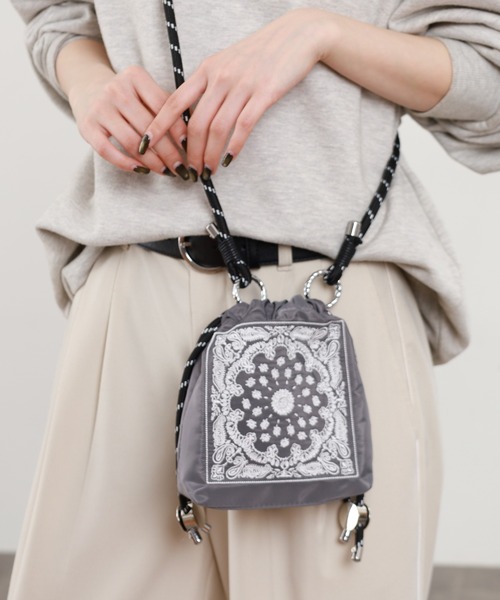 crossi(クロッシー)の「バンダナ柄刺繍 巾着ショルダーバッグ(ショルダーバッグ・レディース・ブラック/グレー/ホワイト/ベージュ/ピンク・FREE)」の3枚目の写真