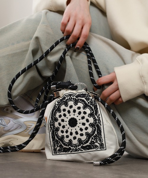 crossi(クロッシー)の「バンダナ柄刺繍 巾着ショルダーバッグ(ショルダーバッグ・レディース・ブラック/グレー/ホワイト/ベージュ/ピンク・FREE)」の1枚目の写真