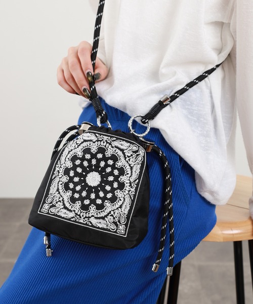 crossi(クロッシー)の「バンダナ柄刺繍 巾着ショルダーバッグ(ショルダーバッグ・レディース・ブラック/グレー/ホワイト/ベージュ/ピンク・FREE)」の2枚目の写真