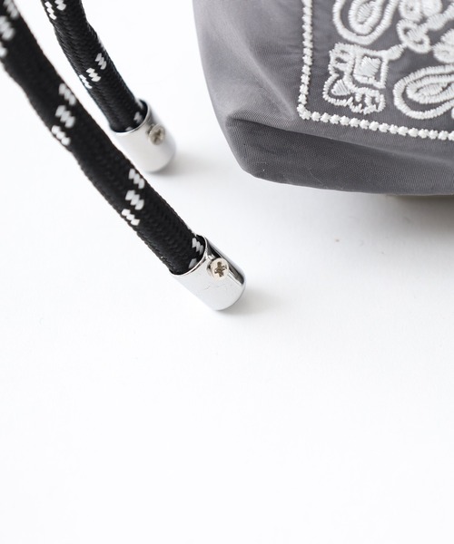 crossi(クロッシー)の「バンダナ柄刺繍 巾着ショルダーバッグ(ショルダーバッグ・レディース・ブラック/グレー/ホワイト/ベージュ/ピンク・FREE)」の12枚目の写真