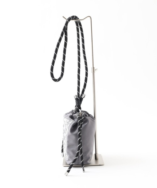 crossi(クロッシー)の「バンダナ柄刺繍 巾着ショルダーバッグ(ショルダーバッグ・レディース・ブラック/グレー/ホワイト/ベージュ/ピンク・FREE)」の10枚目の写真