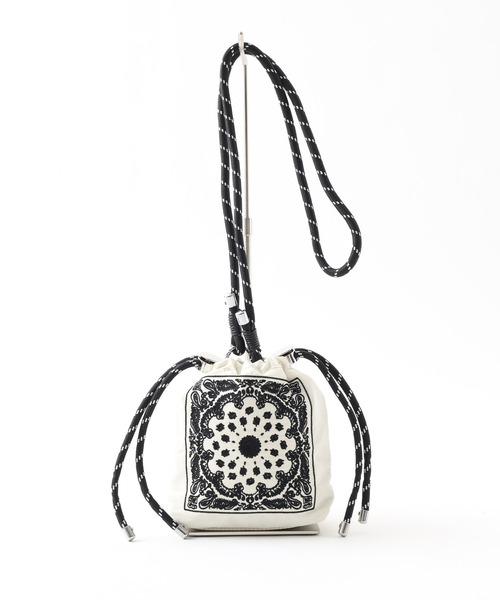 crossi(クロッシー)の「バンダナ柄刺繍 巾着ショルダーバッグ(ショルダーバッグ・レディース・ブラック/グレー/ホワイト/ベージュ/ピンク・FREE)」の17枚目の写真
