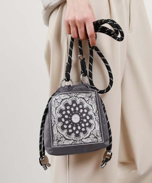 crossi(クロッシー)の「バンダナ柄刺繍 巾着ショルダーバッグ(ショルダーバッグ・レディース・ブラック/グレー/ホワイト/ベージュ/ピンク・FREE)」の22枚目の写真