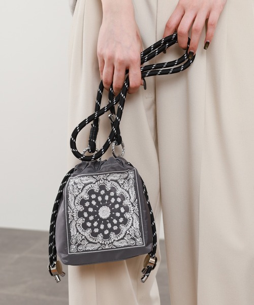 crossi(クロッシー)の「バンダナ柄刺繍 巾着ショルダーバッグ(ショルダーバッグ・レディース・ブラック/グレー/ホワイト/ベージュ/ピンク・FREE)」の21枚目の写真