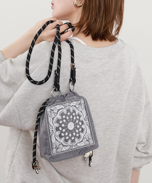 crossi(クロッシー)の「バンダナ柄刺繍 巾着ショルダーバッグ(ショルダーバッグ・レディース・ブラック/グレー/ホワイト/ベージュ/ピンク・FREE)」の20枚目の写真