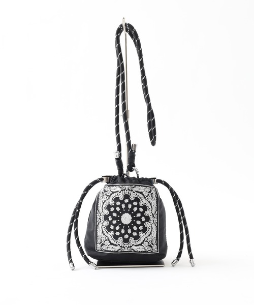 crossi(クロッシー)の「バンダナ柄刺繍 巾着ショルダーバッグ(ショルダーバッグ・レディース・ブラック/グレー/ホワイト/ベージュ/ピンク・FREE)」の7枚目の写真