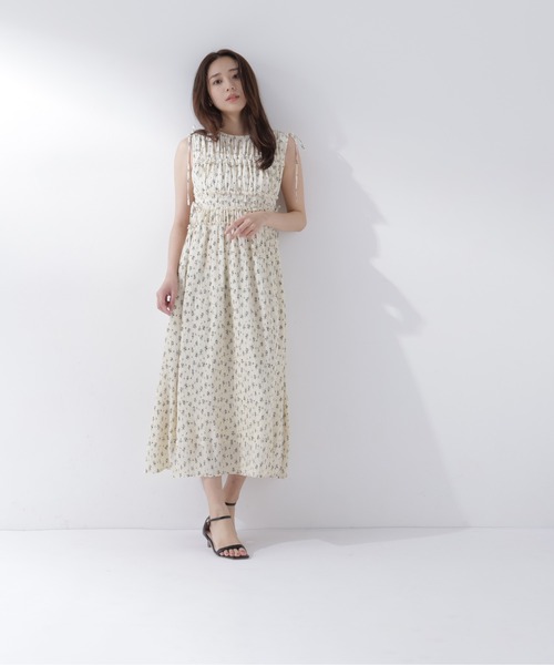 NATURAL BEAUTY BASIC(ナチュラルビューティーベーシック)の「フラワープリントドロストワンピース(ワンピース・レディース・ブラック系その他2/ホワイト系その他/レッド系その他・P/S/MEDIUM/SMALL)」の4枚目の写真