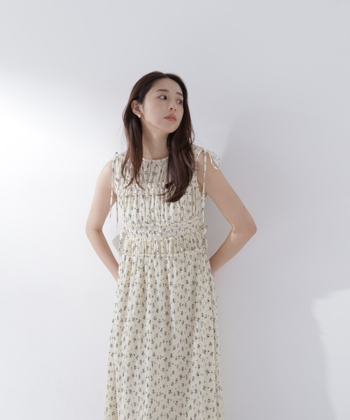 NATURAL BEAUTY BASIC(ナチュラルビューティーベーシック)の「フラワープリントドロストワンピース(ワンピース・レディース・ブラック系その他2/ホワイト系その他/レッド系その他・P/S/MEDIUM/SMALL)」の7枚目の写真