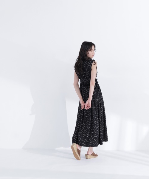 NATURAL BEAUTY BASIC(ナチュラルビューティーベーシック)の「フラワープリントドロストワンピース(ワンピース・レディース・ブラック系その他2/ホワイト系その他/レッド系その他・P/S/MEDIUM/SMALL)」の14枚目の写真