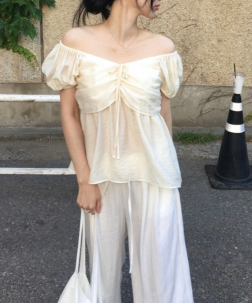 AMAJI（アマジ）の「オフショルダートップス パフスリーブ 半袖 フロントリボン ギャザー切替（Tシャツ/カットソー・レディース・ピンク/ホワイト/ブラック・FREE）」の4枚目の写真