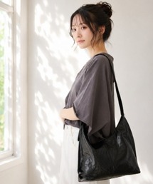 AIONE（アイオネ）の「ツヤありショルダーバッグ（ショルダーバッグ）」